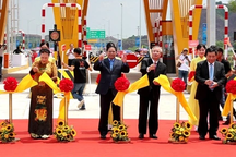 Thủ tướng cắt băng khánh thành cao tốc Vân Đồn - Móng Cái