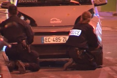 Quay được cảnh đấu súng giữa cảnh sát với nghi phạm khủng bố Paris