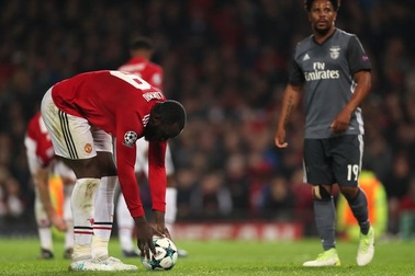 Vì sao HLV Mourinho yêu cầu Lukaku nhường Blind đá phạt đền?