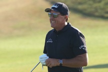 "Lão đại" Phil Mickelson dẫn đầu, tay golf số 1 bị loại ở PGA Championship