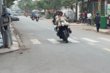 CSGT TPHCM dùng xe đặc chủng chở nữ sinh về nhà lấy giấy tờ dự thi