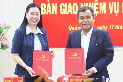 Bàn giao nhiệm vụ Bí thư Tỉnh ủy Quảng Ngãi