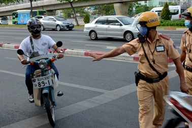 Phạt hàng trăm chủ xe trong ngày đầu ra quân tổng kiểm soát phương tiện