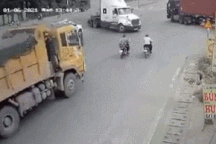 Hú hồn với pha bẻ lái vào phút chót cứu nguy cho xe ben