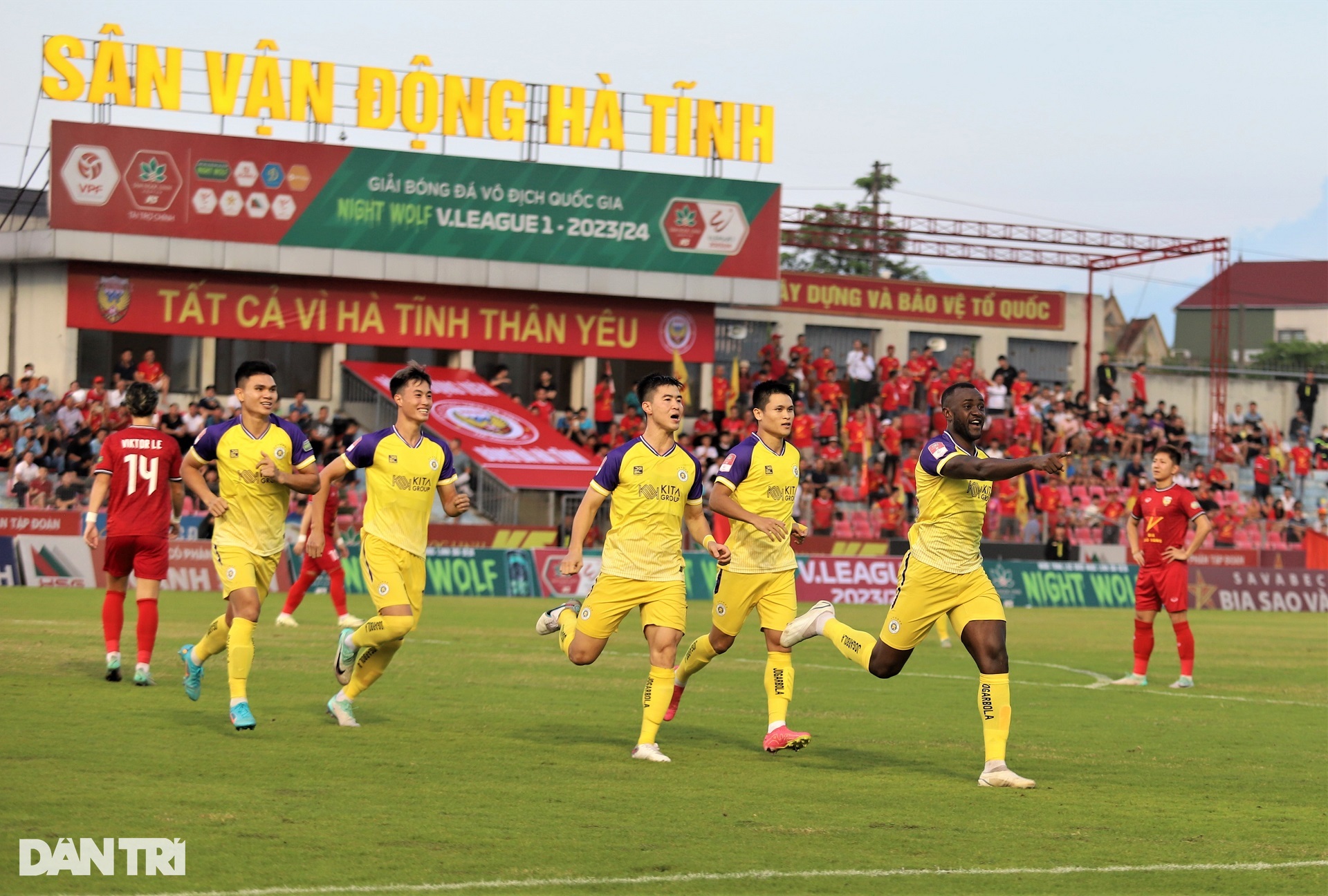 Hồng Lĩnh Hà Tĩnh rượt đuổi tỷ số kịch tính Hà Nội FC trong trận hòa 2-2 - 3 Hồng Lĩnh Hà Tĩnh rượt đuổi tỷ số kịch tính Hà Nội FC trong trận hòa 2-2 - 3