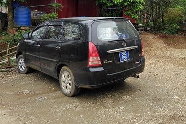 Cán bộ huyện dùng xe biển xanh đi lễ chùa trong giờ hành chính