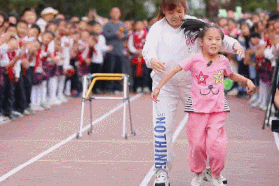 Clip "bé gái bại não quyết tâm hoàn tất đường chạy" nổi bật tuần qua