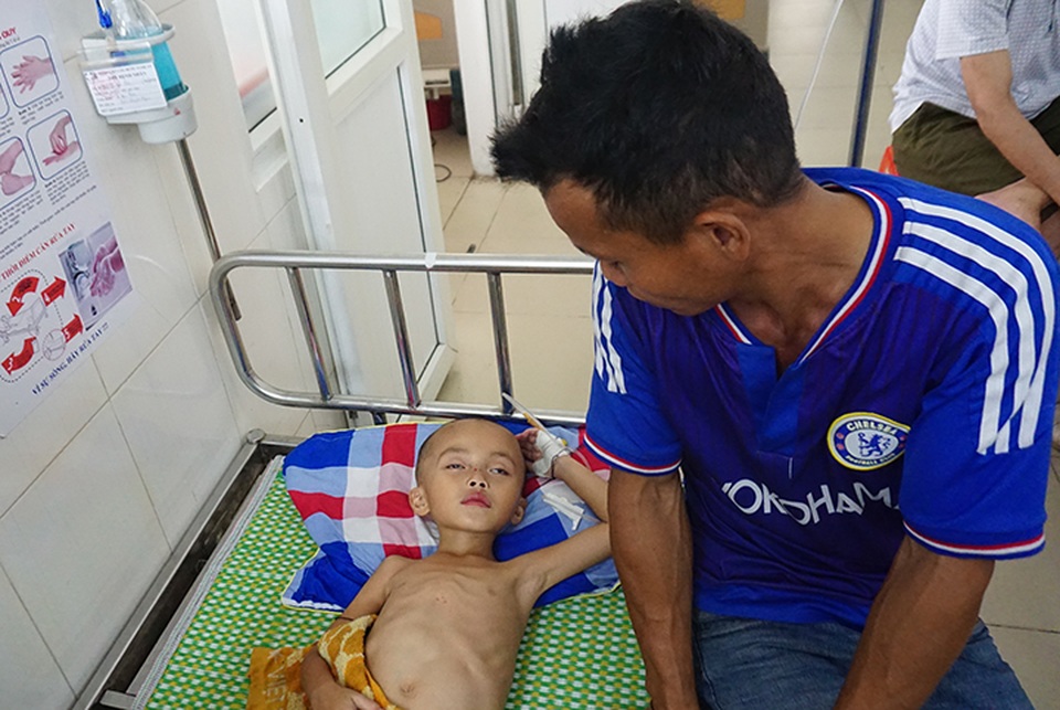 Nhói lòng nhìn cậu bé 5 tuổi sưng tấy tinh hoàn yếu ớt cầu xin sự sống - 4 Nhói lòng nhìn cậu bé 5 tuổi sưng tấy tinh hoàn yếu ớt cầu xin sự sống - 4