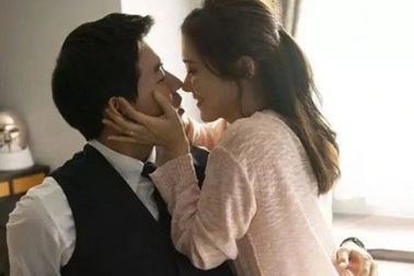 Xem video người đàn ông ôm bồ ở sân vận động, tôi run rẩy khi biết đó là ai