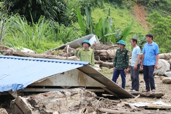 "Dân mất hết do bão lũ, lấy đâu 250 triệu đồng làm nhà chờ nhận hỗ trợ?"