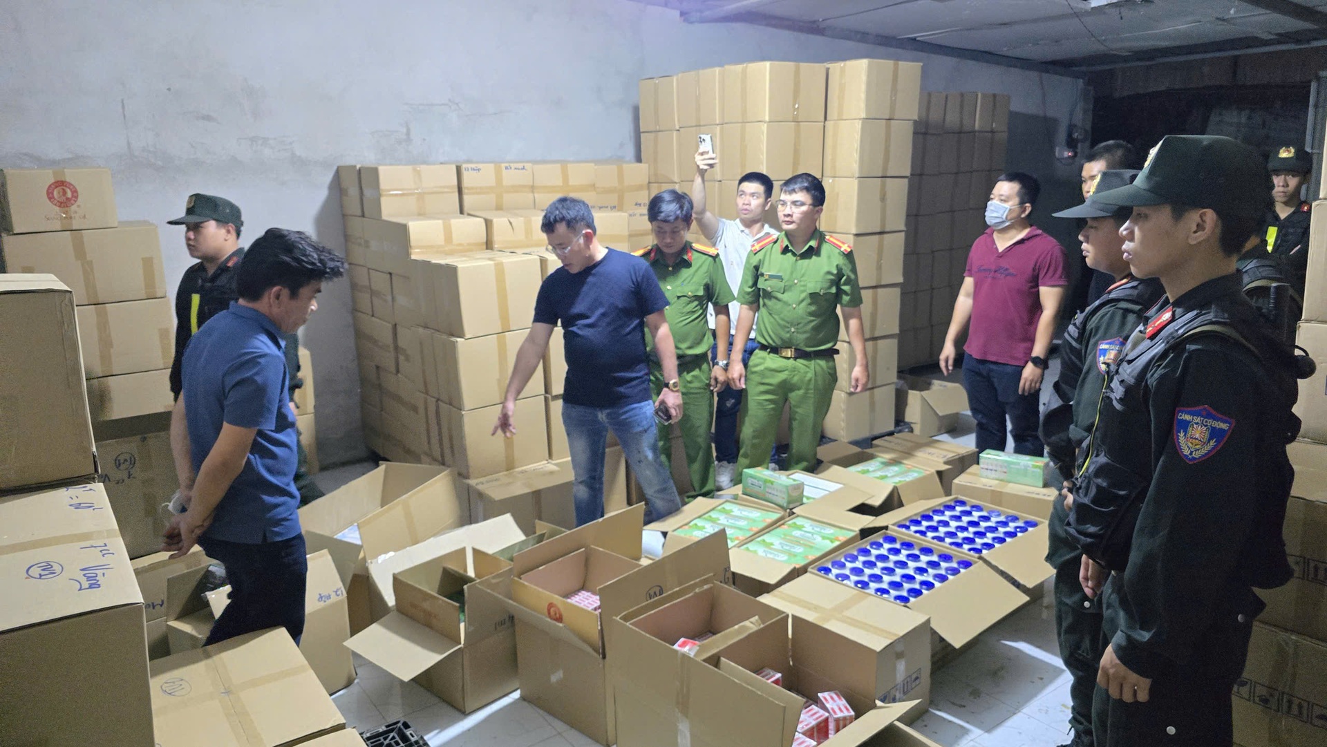 Phòng Cảnh sát kinh tế TPHCM quyết liệt tuyên chiến hàng giả - 8 Phòng Cảnh sát kinh tế TPHCM quyết liệt tuyên chiến hàng giả - 8