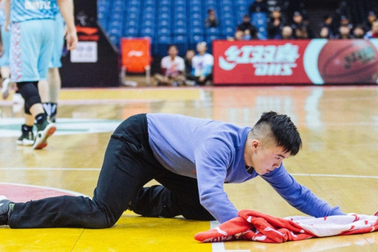 Thanh niên Trung Quốc “đổi đời” từ giẻ lau sân bóng rổ