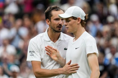 Sinner bị loại, Alcaraz ngược dòng vào bán kết Wimbledon