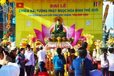 Người miền Tây nô nức chiêm bái tượng Phật ngọc hòa bình thế giới