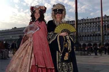 Hoà mình vào lễ hội "tán tỉnh" nhau mà không sợ bị phát hiện