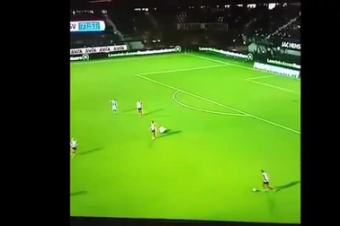 Pha vào bóng thô bạo của Moreno