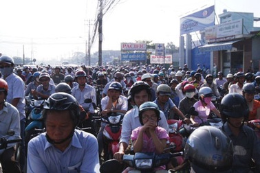 Sáng đầu tuần, chôn chân gần 3 tiếng trên đường 