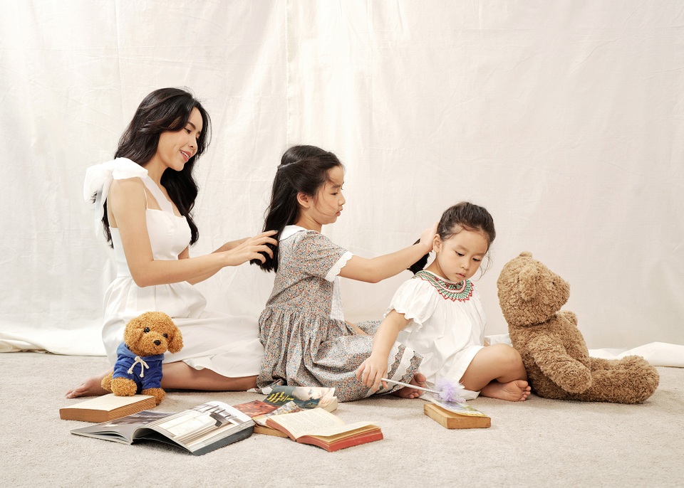 Hồ Hoài Anh buộc tóc lạ, tung ảnh chụp cùng mẹ con Lưu Hương Giang - 7 Hồ Hoài Anh buộc tóc lạ, tung ảnh chụp cùng mẹ con Lưu Hương Giang - 7