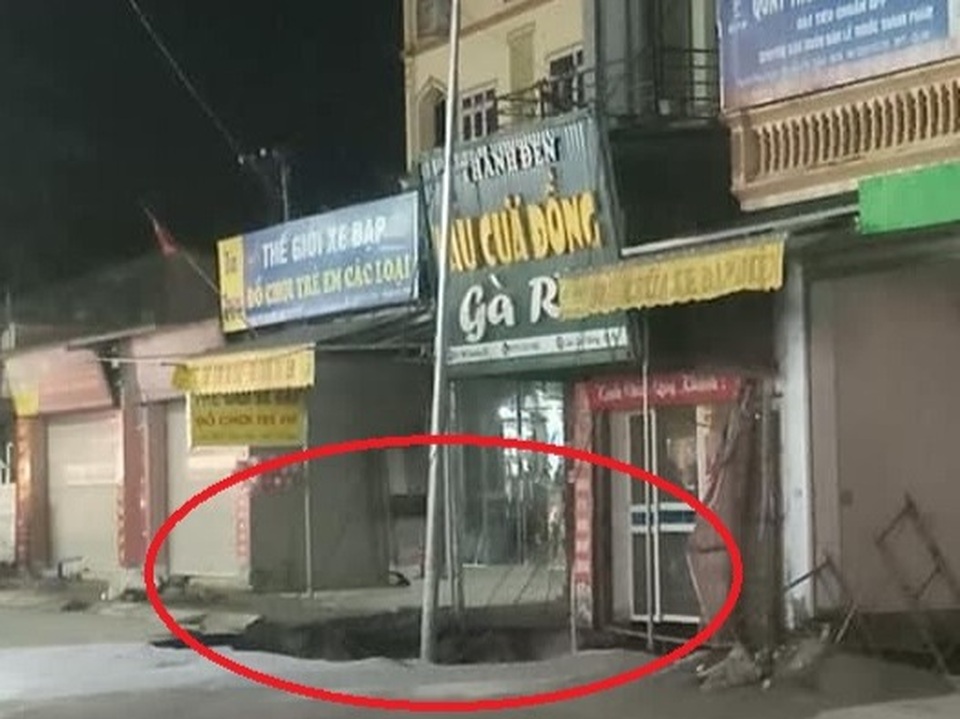 Hà Nội: Xuất hiện hố tử thần sâu 5m, rộng 30m2, nuốt nhà dân - 1 Hà Nội: Xuất hiện hố tử thần sâu 5m, rộng 30m2, nuốt nhà dân - 1
