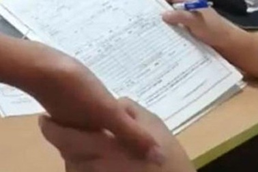 Bi hài giám đốc Đài Loan sờ tay nữ cử nhân tìm... chai để tuyển!