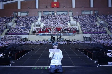 Baekhyun ngẫu hứng hát mừng Trung thu, chào khán giả Việt theo cách độc đáo