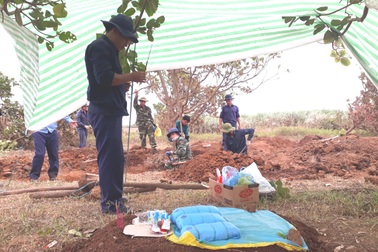 Phát hiện hố chôn tập thể hài cốt liệt sĩ chưa rõ danh tính