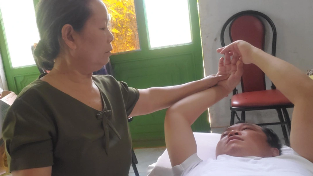 Chàng trai sống thực vật 6 tháng hồi phục diệu kỳ nhờ người mẹ siêu nhân - 1 Chàng trai sống thực vật 6 tháng hồi phục diệu kỳ nhờ người mẹ siêu nhân - 1