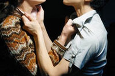 Cuộc chiến giữa… hai bà góa 