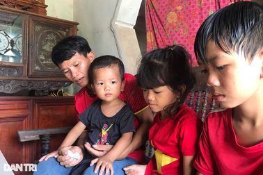 Người đàn ông nhận tin "sét đánh", bố mẹ già và 3 con thơ mịt mờ tương lai