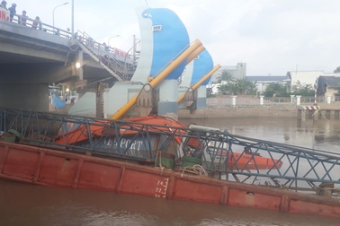 Sà lan hàng trăm tấn bị chìm khi cố chui qua cống chống ngập