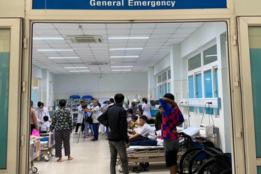 Ăn thức ăn của người phụ nữ lạ mặt, 20 học sinh phải cấp cứu