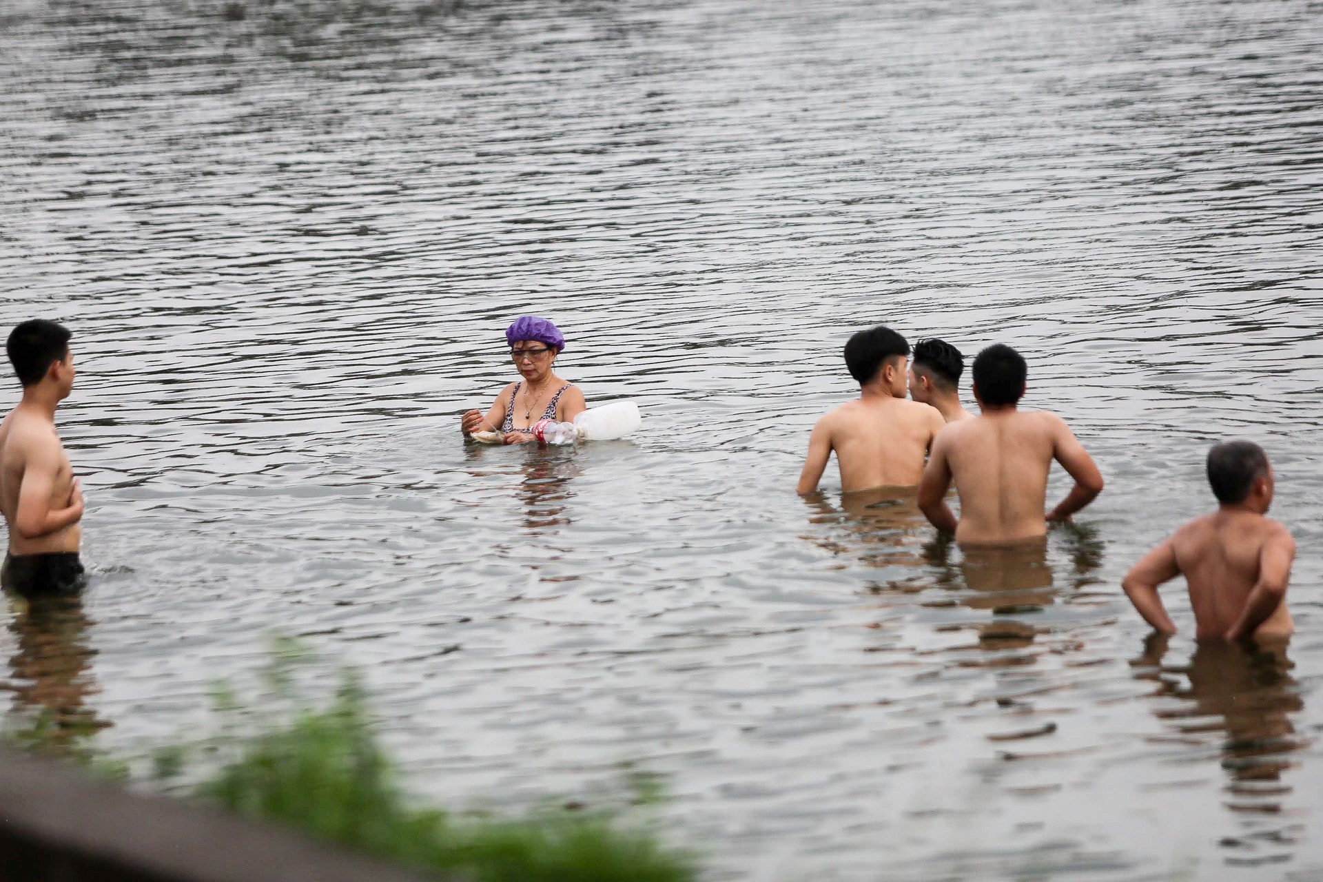 Hà Nội: Đua nhau vượt rào chắn Covid-19 xuống hồ Tây tắm giải nhiệt - 1