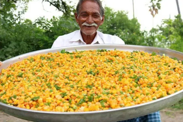 Chuyện về ông cụ nổi tiếng trên YouTube chuyên nấu món ăn “siêu to khổng lồ”