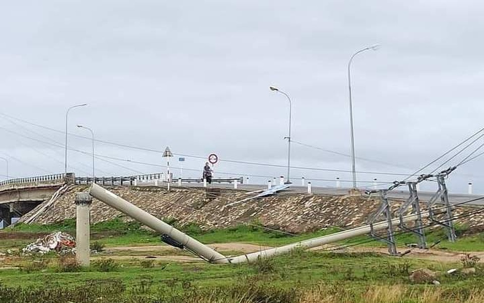 Cần kiểm tra chất lượng cột điện sau vụ hàng trăm cột gãy đổ trong bão - 2 Cần kiểm tra chất lượng cột điện sau vụ hàng trăm cột gãy đổ trong bão - 2