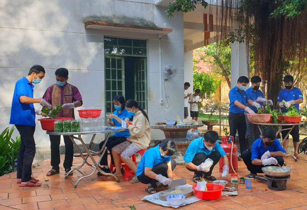 Thanh niên Bình Phước làm những món ăn dân dã tiếp sức lực lượng chống dịch - 3 Thanh niên Bình Phước làm những món ăn dân dã tiếp sức lực lượng chống dịch - 3