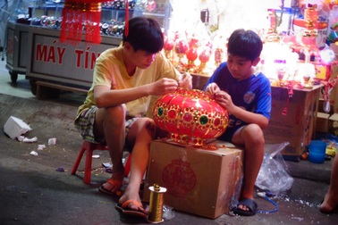 Anh em thiết kế lồng đèn