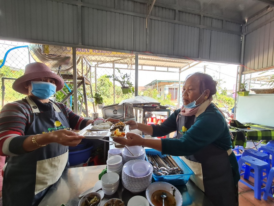 Bữa cơm 0 đồng dành cho hàng trăm người dân vùng cao Đắk Nông - 6 Bữa cơm 0 đồng dành cho hàng trăm người dân vùng cao Đắk Nông - 6