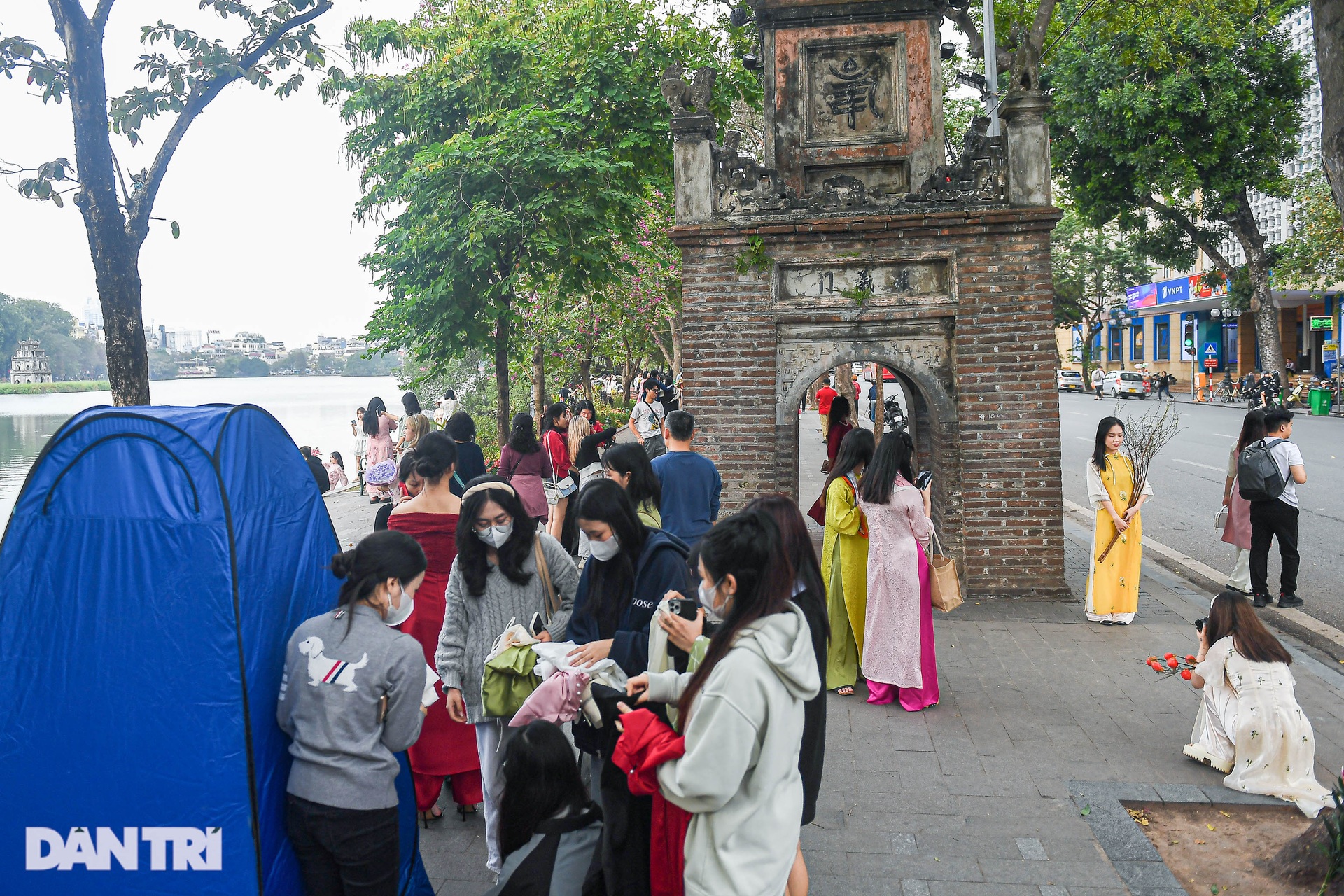 Hàng trăm nàng thơ xúng xính áo dài, chụp ảnh đông kín hồ Gươm - 3 Hàng trăm nàng thơ xúng xính áo dài, chụp ảnh đông kín hồ Gươm - 3