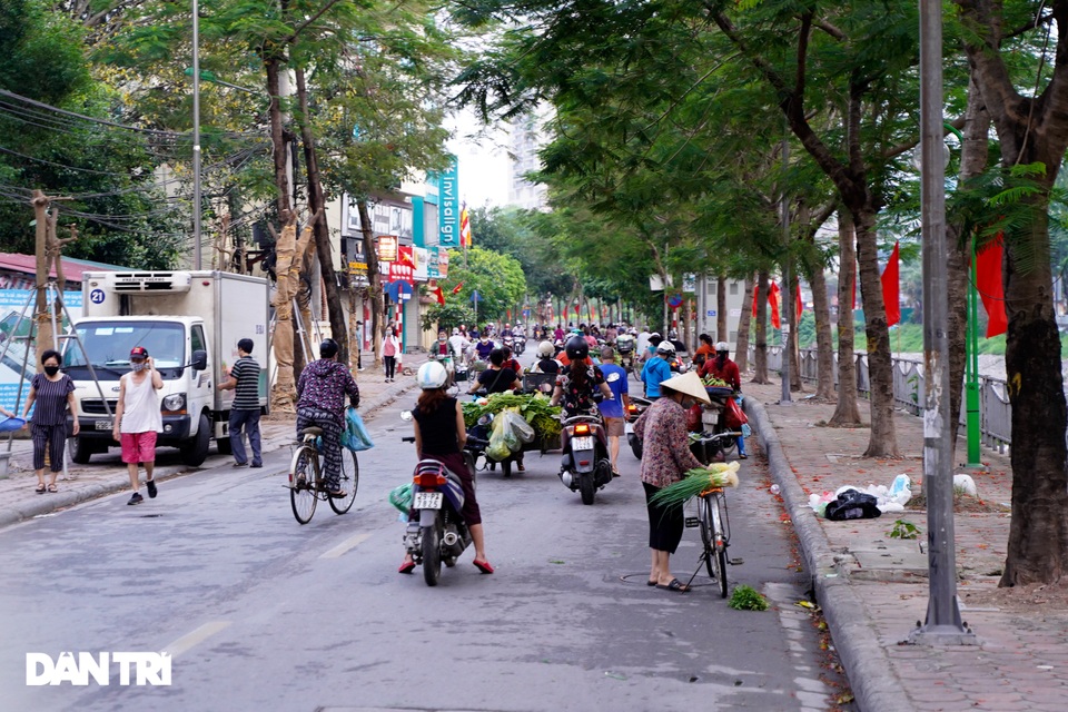 Tiểu thương chợ cóc chạy tán loạn khi lực lượng chức năng đi kiểm tra xử lý - 10 Tiểu thương chợ cóc chạy tán loạn khi lực lượng chức năng đi kiểm tra xử lý - 10