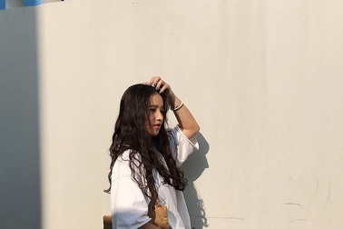 Nữ sinh gây thương nhớ với bức ảnh ngồi nghỉ trên đường hành quân