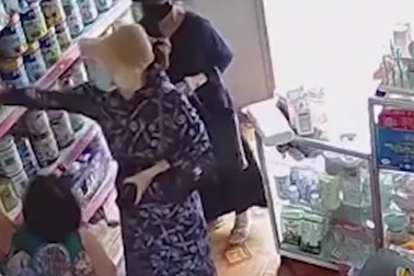 Hai "nữ ninja" dàn cảnh để lấy trộm 3 hộp sữa trong cửa hàng