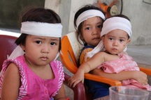 Xót xa cảnh 3 đứa trẻ đột ngột mất cha