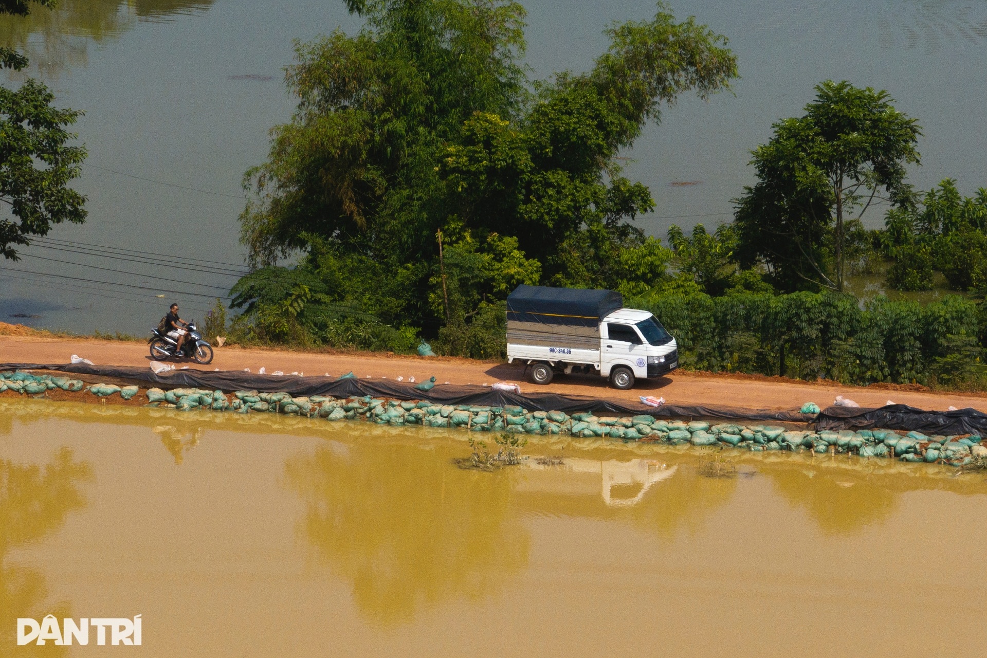 Khung cảnh xót xa với những mái nhà chìm sâu dưới dòng nước lũ - 9