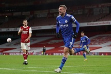 Vardy tỏa sáng, Leicester gieo sầu cho Arsenal