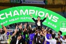 Cầu thủ CLB Hà Nội hạnh phúc ăn mừng cú đúp vô địch mùa giải 2022