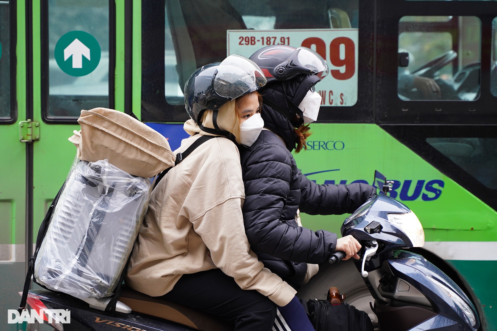 Sinh viên đội mưa rét, lỉnh kỉnh đồ đạc đổ về Hà Nội sau 9 tháng nghỉ dịch - 8 Sinh viên đội mưa rét, lỉnh kỉnh đồ đạc đổ về Hà Nội sau 9 tháng nghỉ dịch - 8