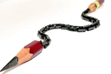 Những tác phẩm điêu khắc nhỏ xíu trên ruột bút chì