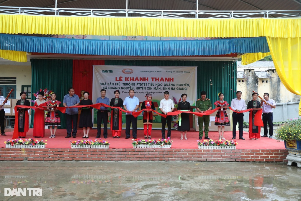 Chủ tịch tỉnh Hà Giang tặng bằng khen báo Dân trí và Tổng biên tập - 2 Chủ tịch tỉnh Hà Giang tặng bằng khen báo Dân trí và Tổng biên tập - 2
