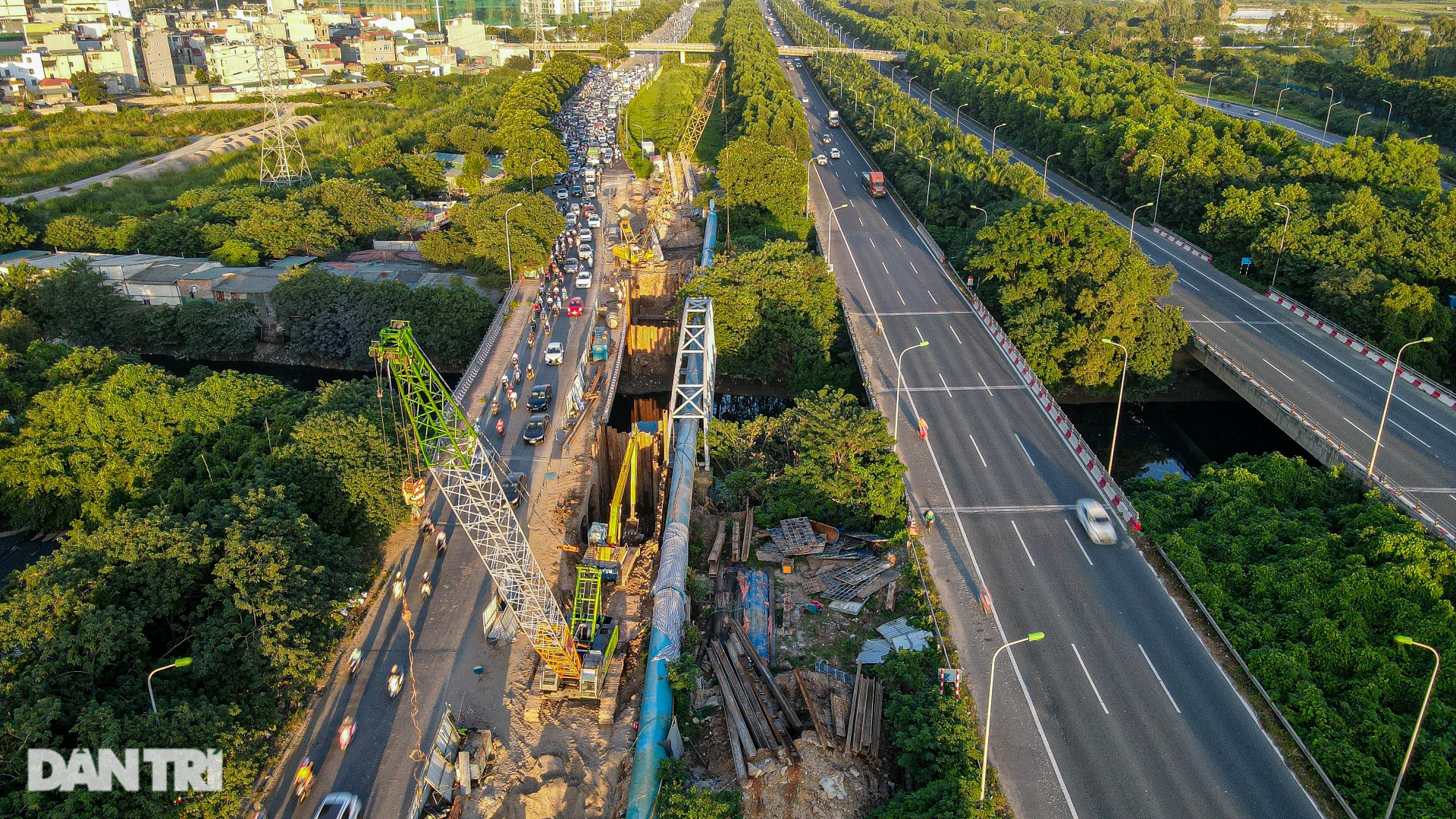 Đường gom Đại lộ Thăng Long thành con đường đau khổ vì ùn tắc triền miên - 2 Đường gom Đại lộ Thăng Long thành con đường đau khổ vì ùn tắc triền miên - 2