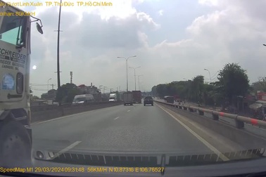 Tài xế container chuyển làn ẩu, gây va quệt rồi bỏ đi